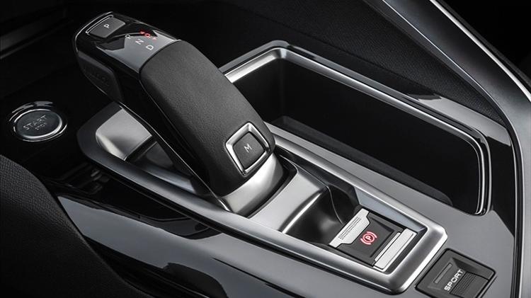Câmbio automático pode ser operado por alavanca que percorre um trilho ou trazer comandos no estilo "joystick" Câmbio automático pode ser operado por alavanca que percorre um trilho ou trazer comandos no estilo "joystick"