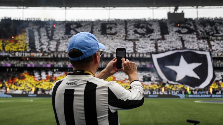 John Textor fotografa torcedores do Botafogo antes de jogo contra o São Paulo pelo Brasileiro de 2024 John Textor fotografa torcedores do Botafogo antes de jogo contra o São Paulo pelo Brasileiro de 2024