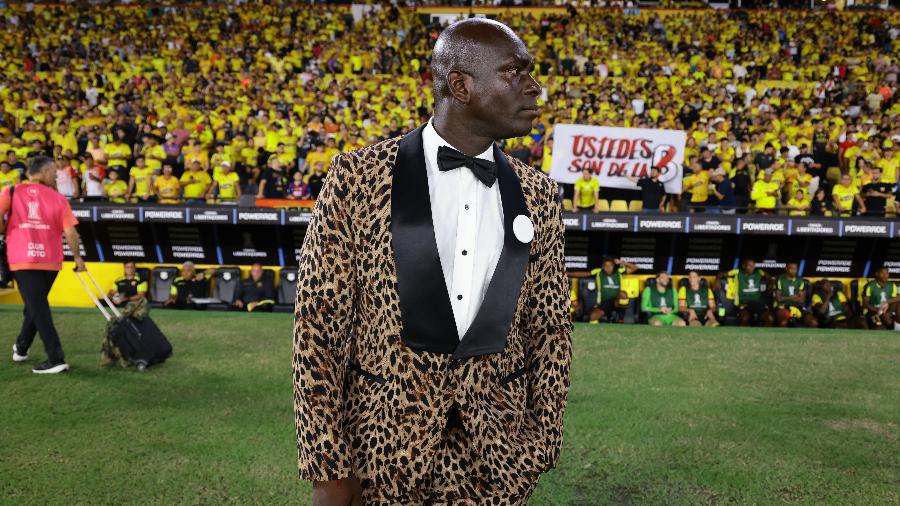 Segundo Castillo, técnico do Barcelona-EQU, veste terno de oncinha em jogo contra o River Plate, pela Libertadores Segundo Castillo, técnico do Barcelona-EQU, veste terno de oncinha em jogo contra o River Plate, pela Libertadores
